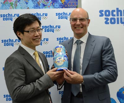 Джэ Йонг Ли, вице-президент Samsung Electronics Russia (слева) и Дмитрий Чернышенко, Президент Оргкомитета «Сочи 2014» 